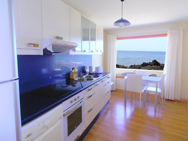Cocina con vistas al mar